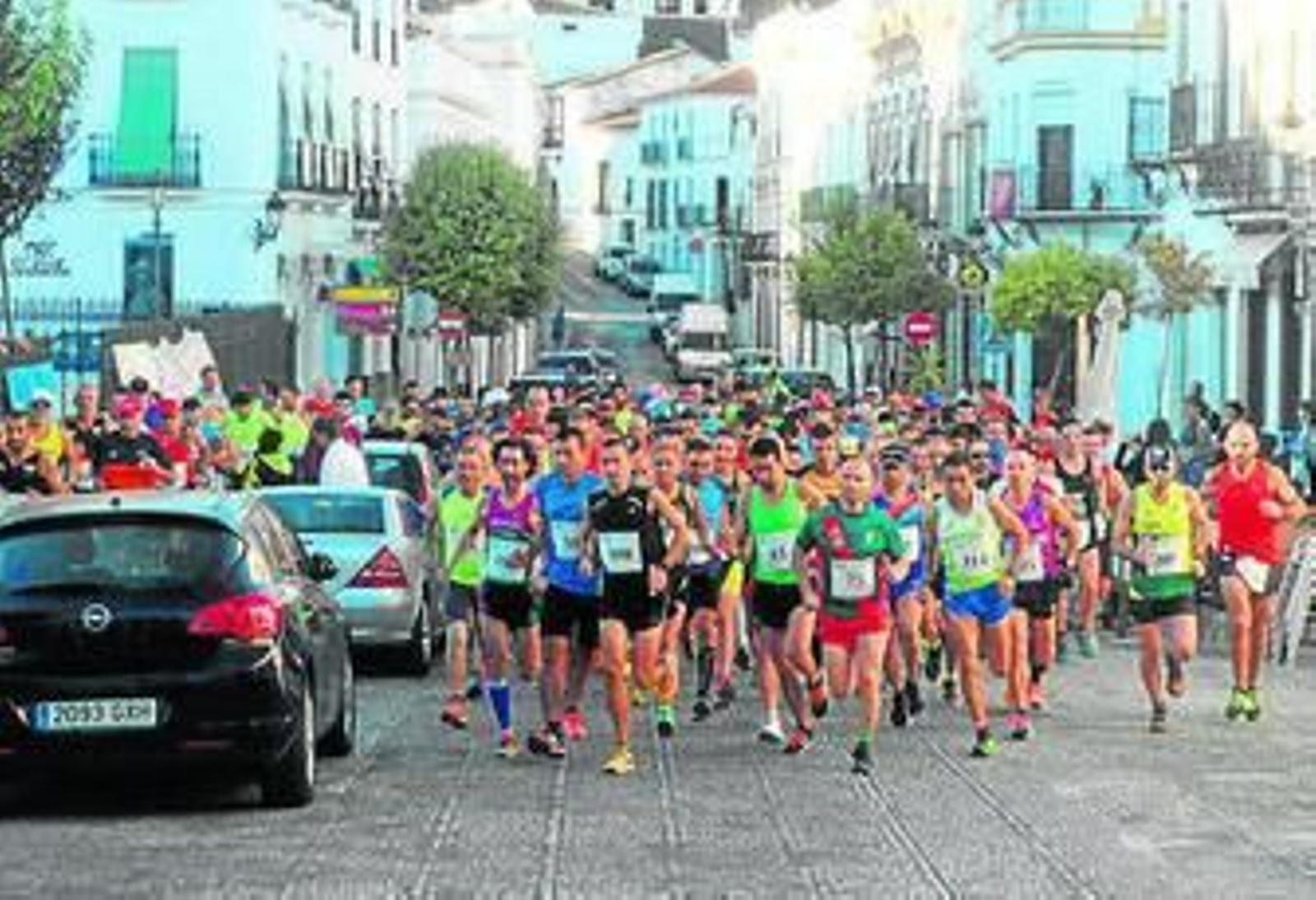 Los tres primeros, en el podio con jamones; abajo, la salida de la prueba.