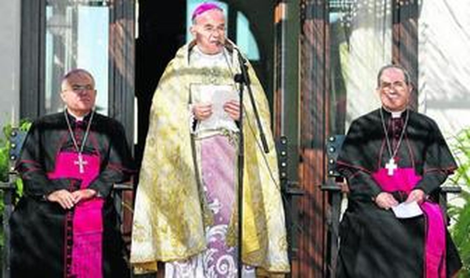 El nuncio del Papa, junto al arzobispo de Sevilla y al obispo de Córdoba durante una visita a Córdoba.