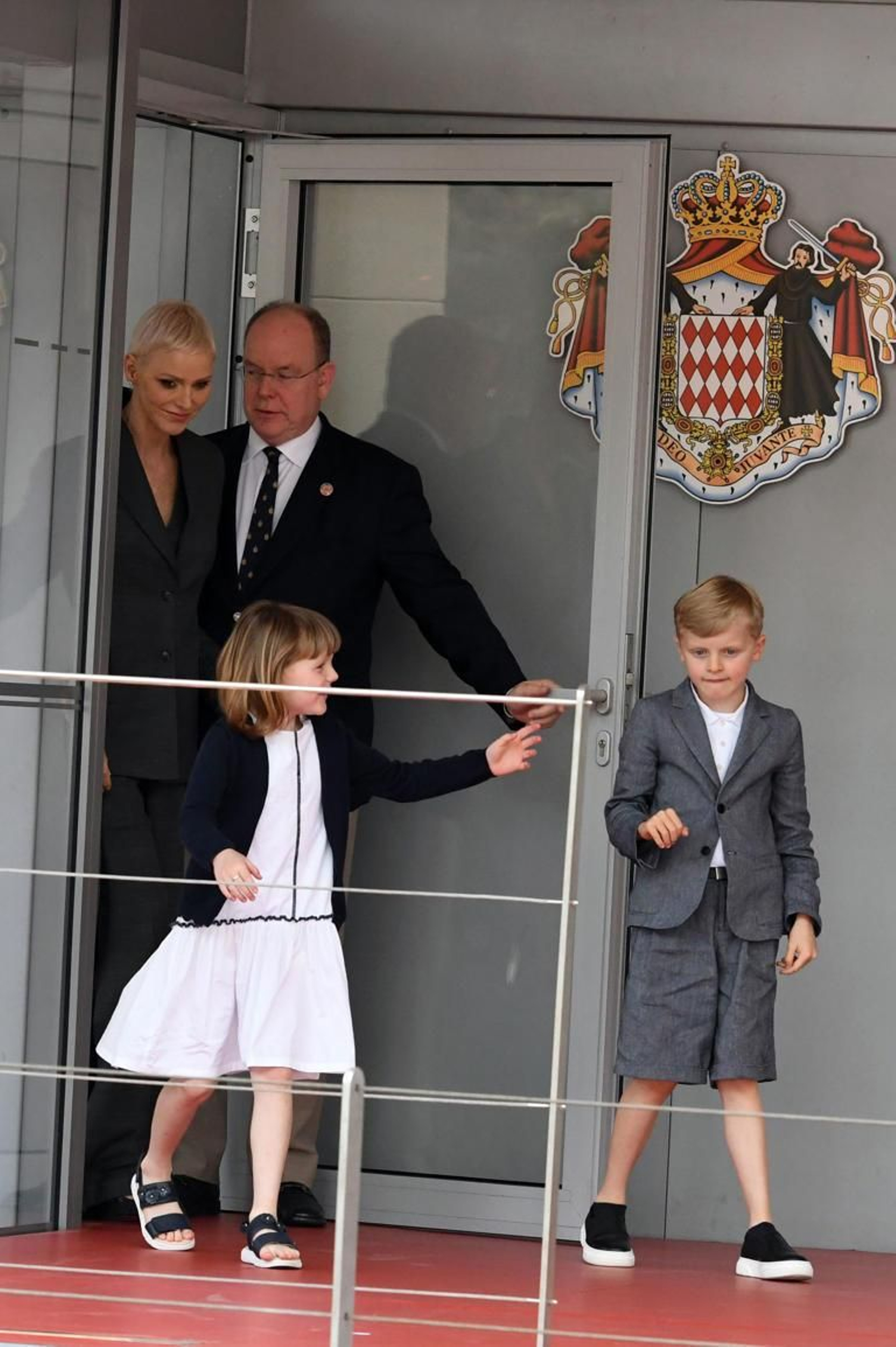 Alberto y Charlene de Mónaco llegan al palco del Gran Premio de Fórmula 1 con sus hijos este sábado. Alberto y Charlene de Mónaco llegan al palco del Gran Premio de Fórmula 1 con sus hijos este sábado.