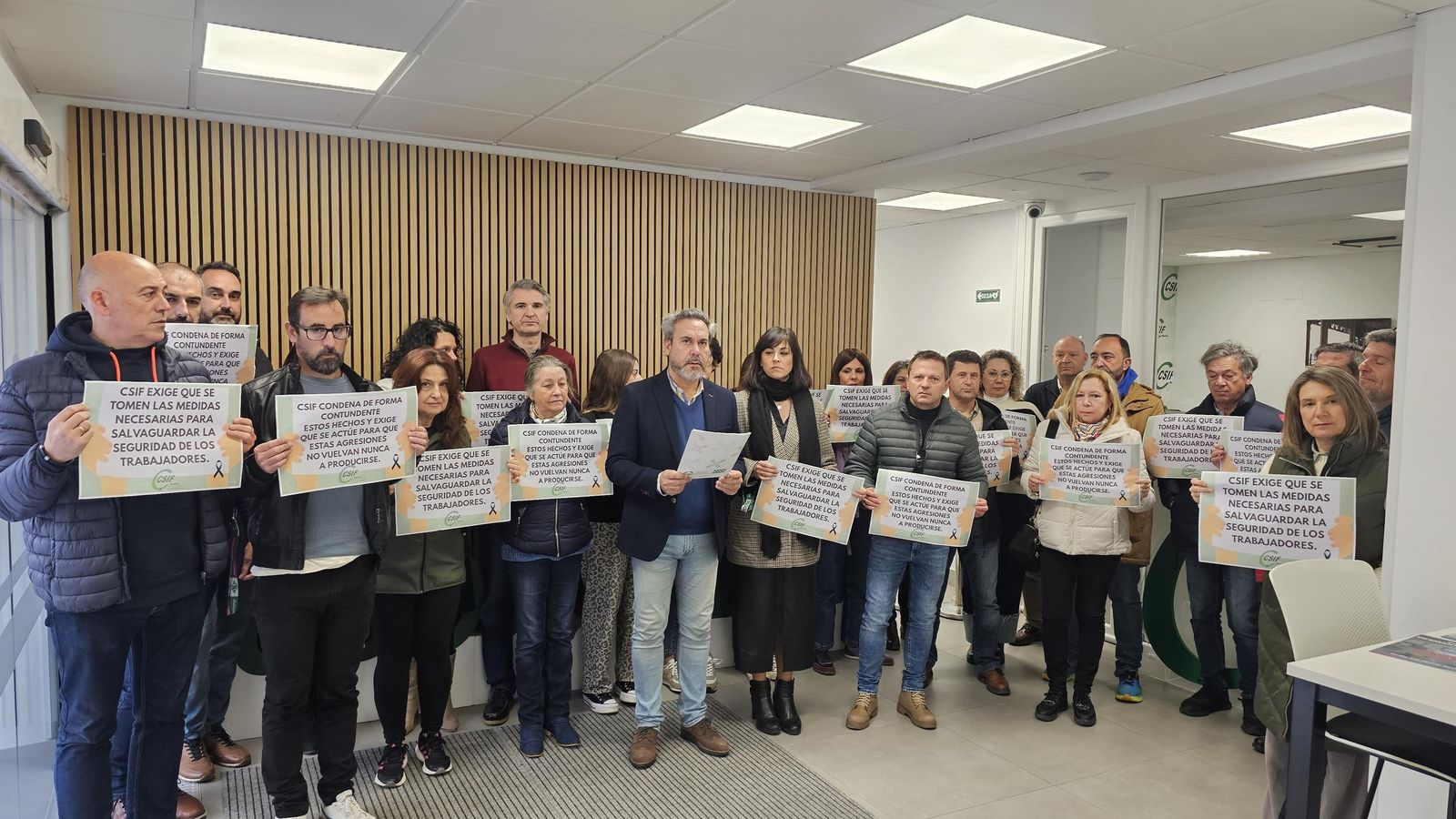 Concentración de CSIF por los empleados públicos del Centro de Protección de Menores de Huelva.