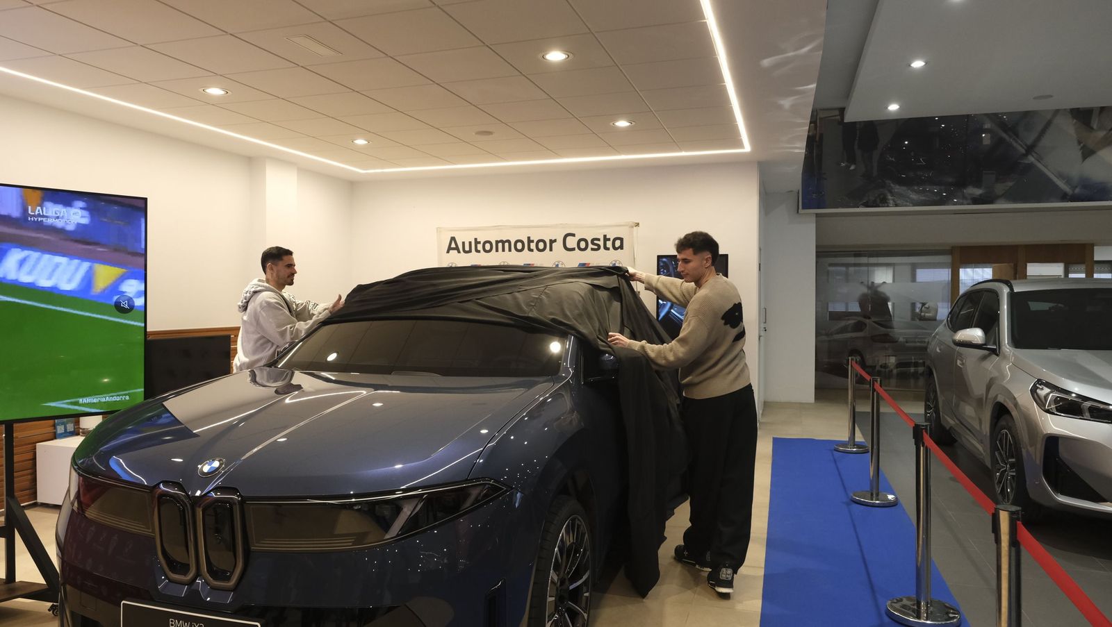 Jon Mocillo y Miguel de la Fuente firman autógrafos en Automotor Costa BMW