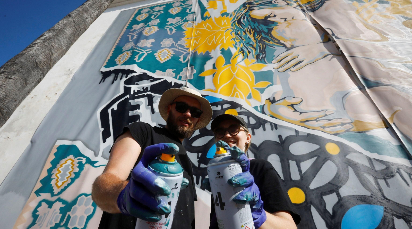 Mikhail Korobkov y Olga Korobkova, los autores del mural 'La paz en nuestras manos'. Mikhail Korobkov y Olga Korobkova, los autores del mural 'La paz en nuestras manos'.