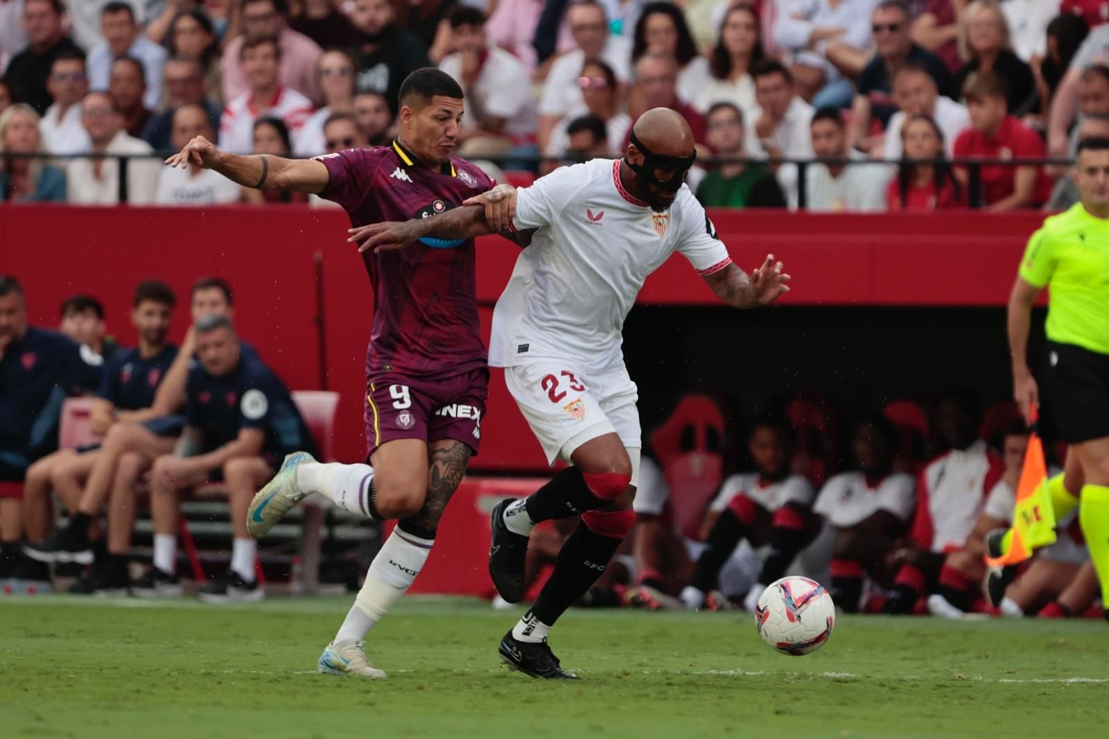 Marcao protege el balón ante Marcos André.