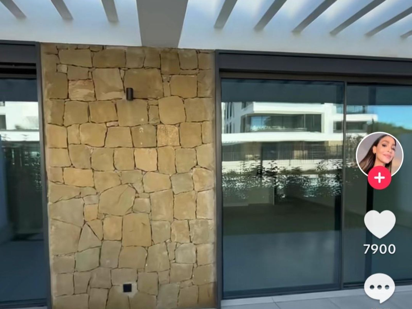 Vista desde la terraza a las puertas que dan acceso al dormitorio principal y al salón en la casa de Rocío Osorno