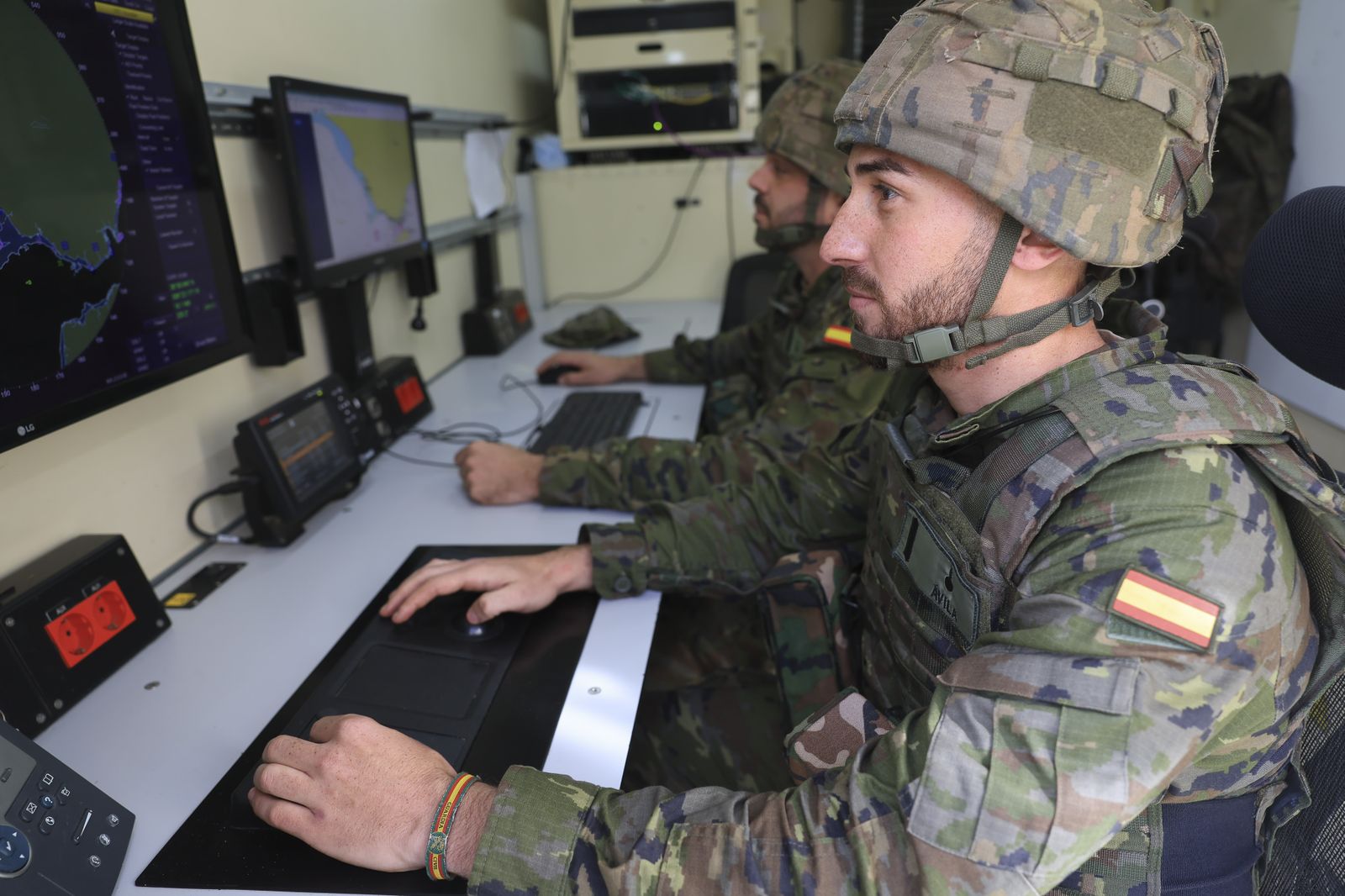 La ministra de Defensa, en el acuartelamiento de Camposoto de San Fernando