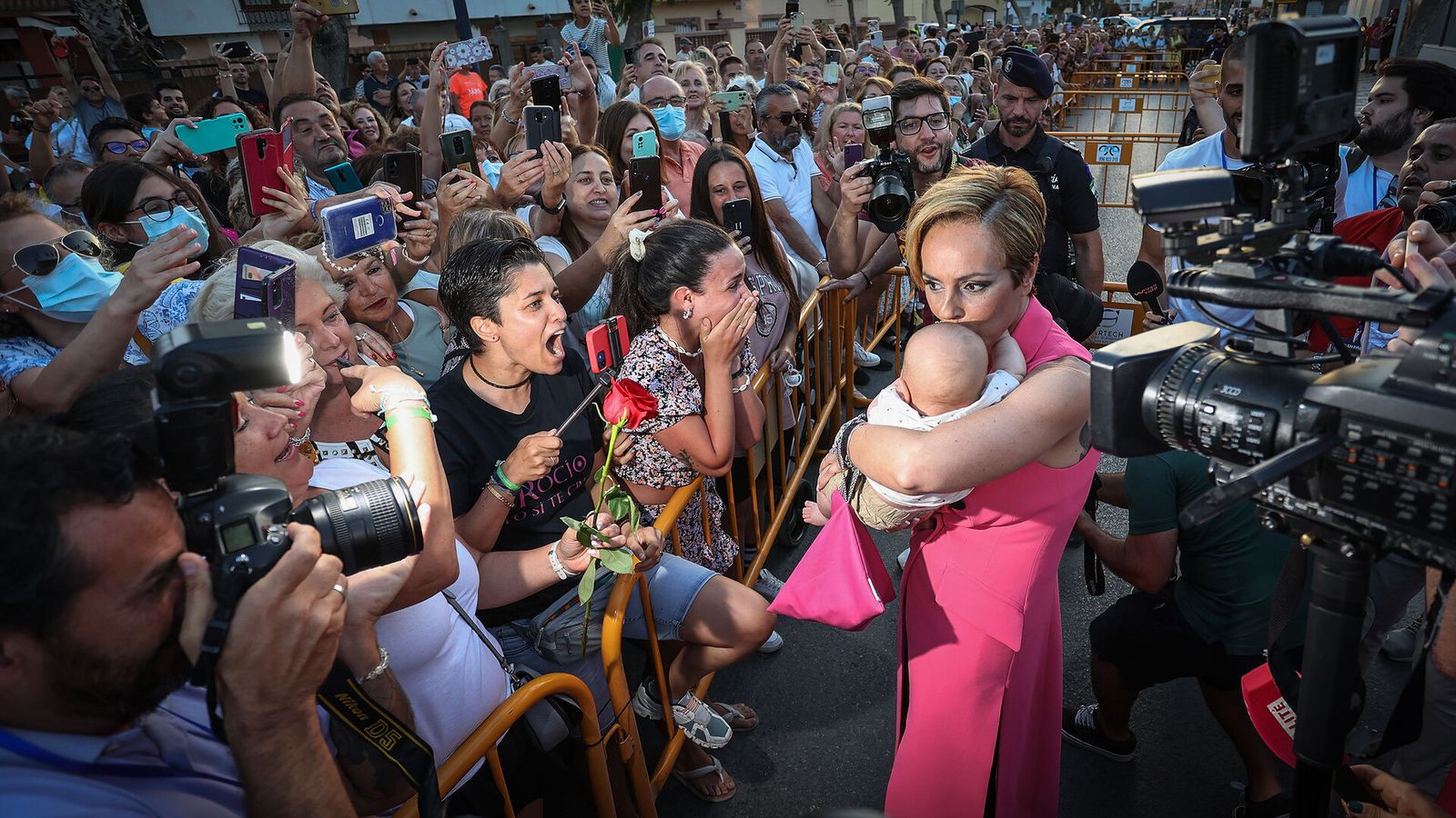Rocío Carrasco recibe el calor del público congregado en la inauguración.