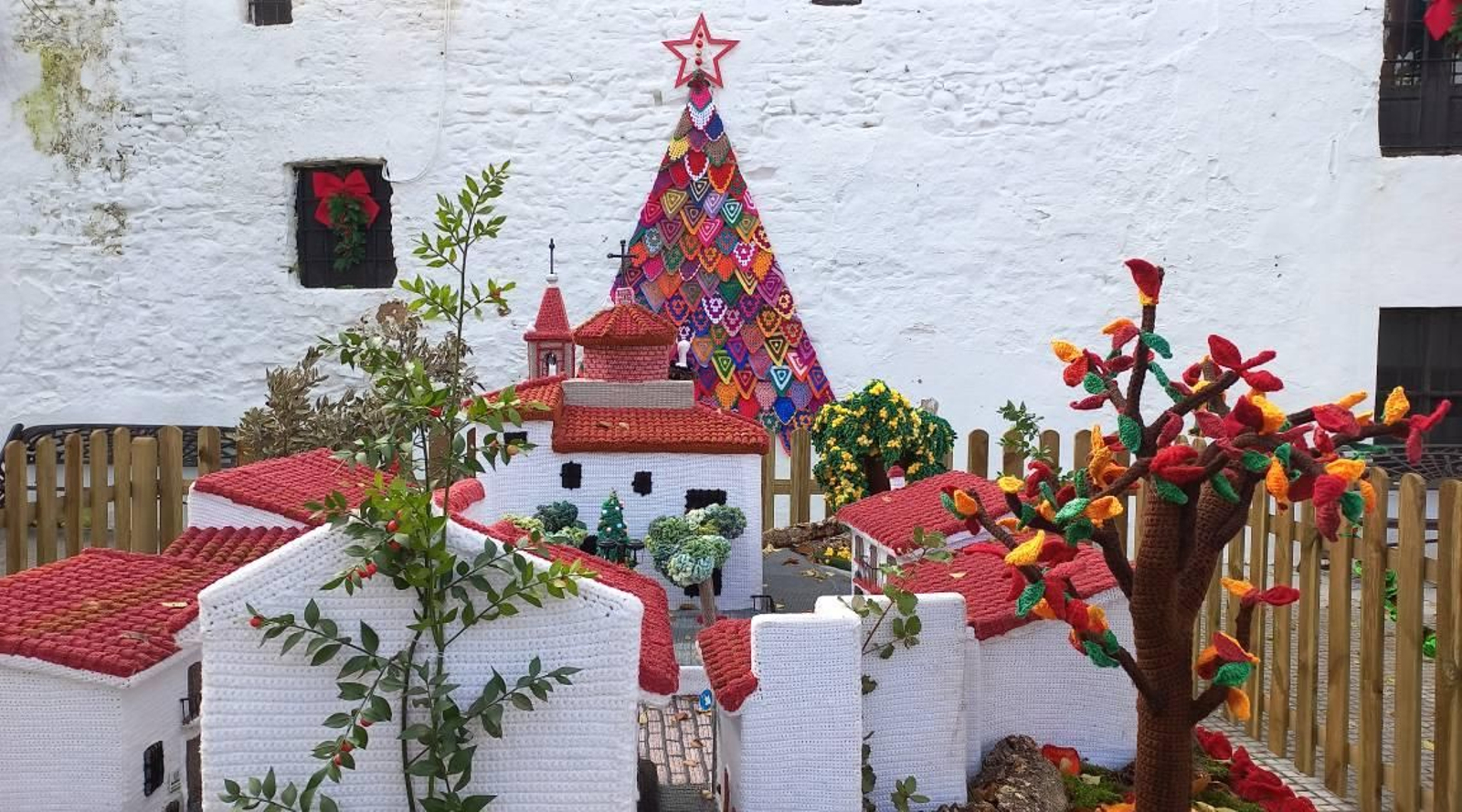 Algunas de las decoraciones que adornan sus calles estas Navidades.