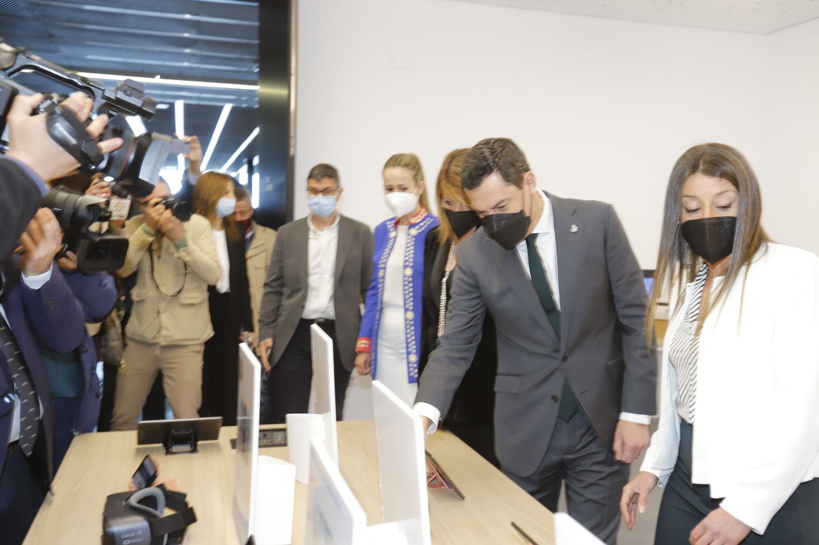 Imágenes del  acto de inauguración del nodo de innovación tecnológica 'La lonja de la Innovación' del Puerto de Huelva