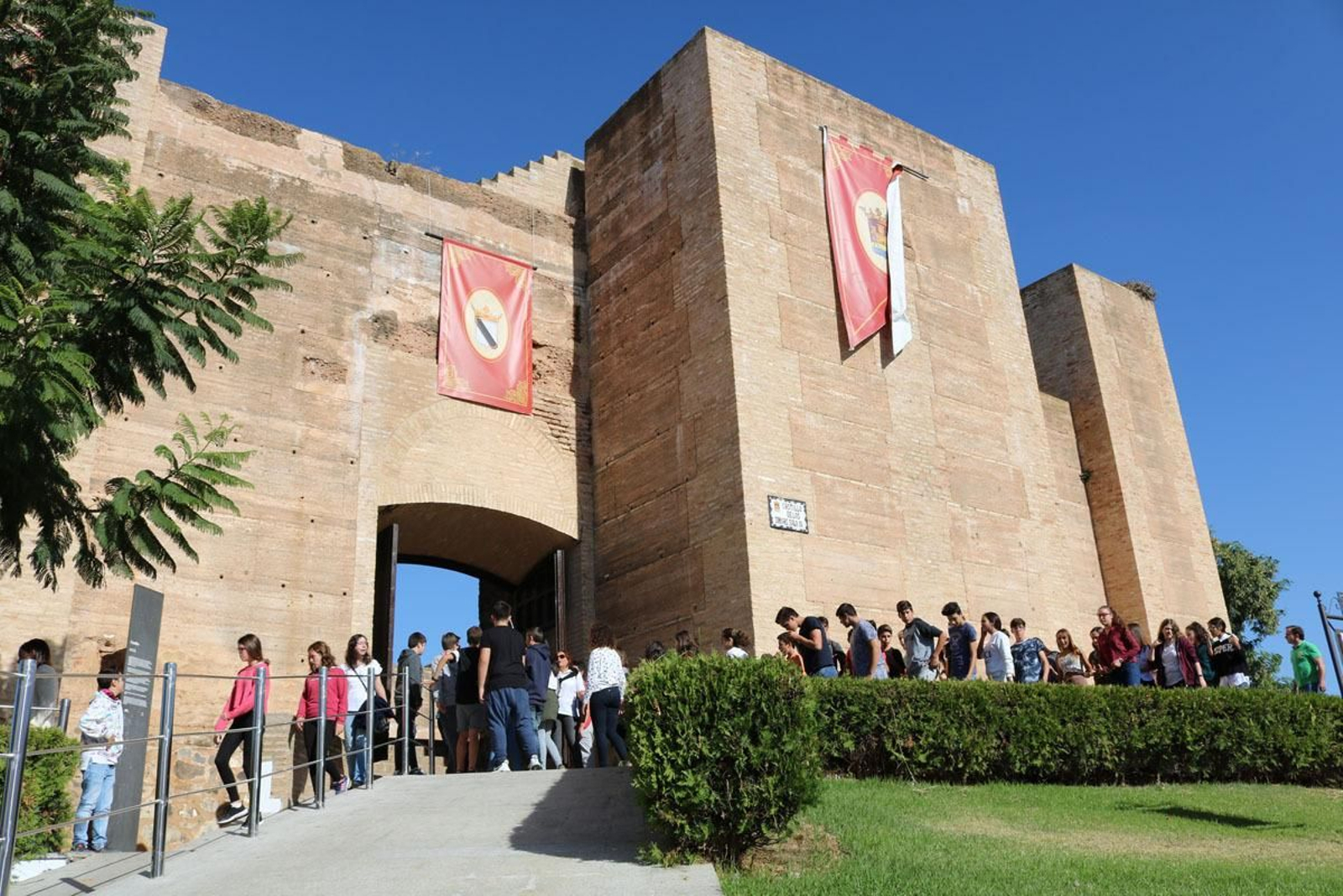 1. Aspecto externo del catillo de los Zúñiga de Cartaya. 2. Alumnos en el patio del castillo con una de las almenas de fondo. 3. Los alumnos reciben explicaciones de la historia que les une con el castillo. 4. Las visitas estuvieron complementadas con diferentes conferencias promovidas por el Ayuntamiento de la localidad.