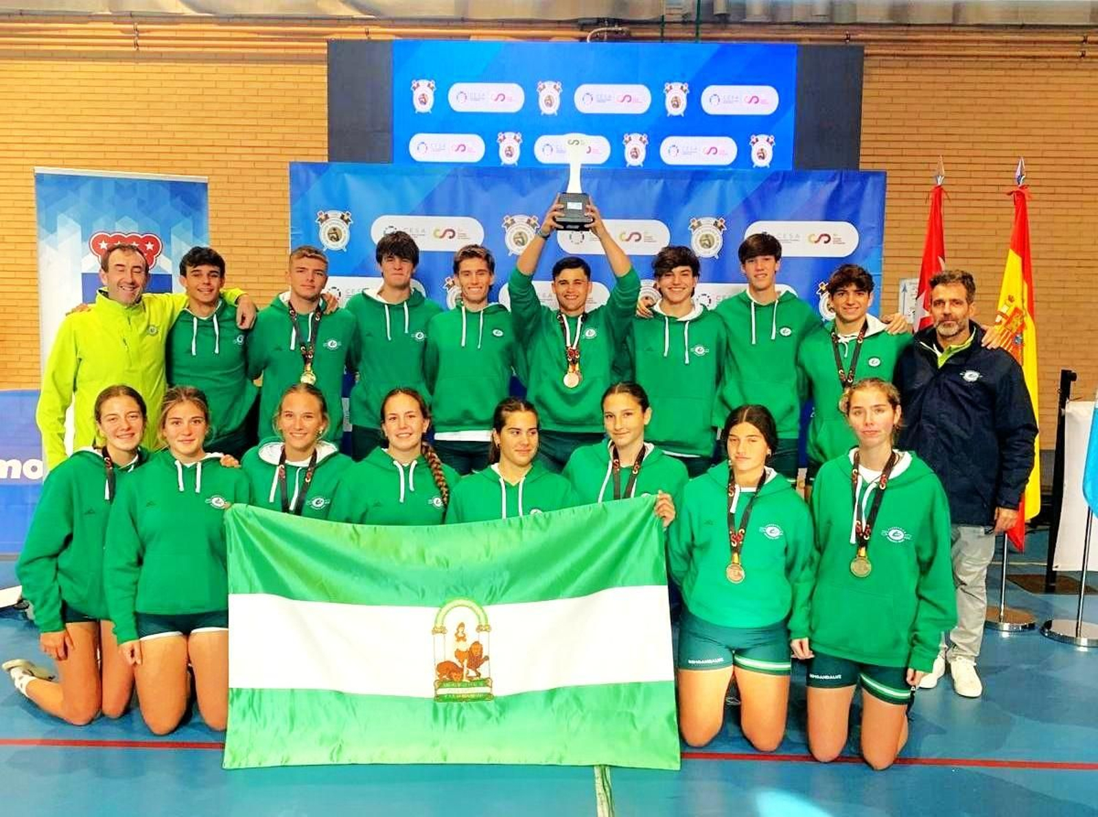 Los componentes de la selección andaluza posan con el subcampeonato de España conseguido en Leganés.