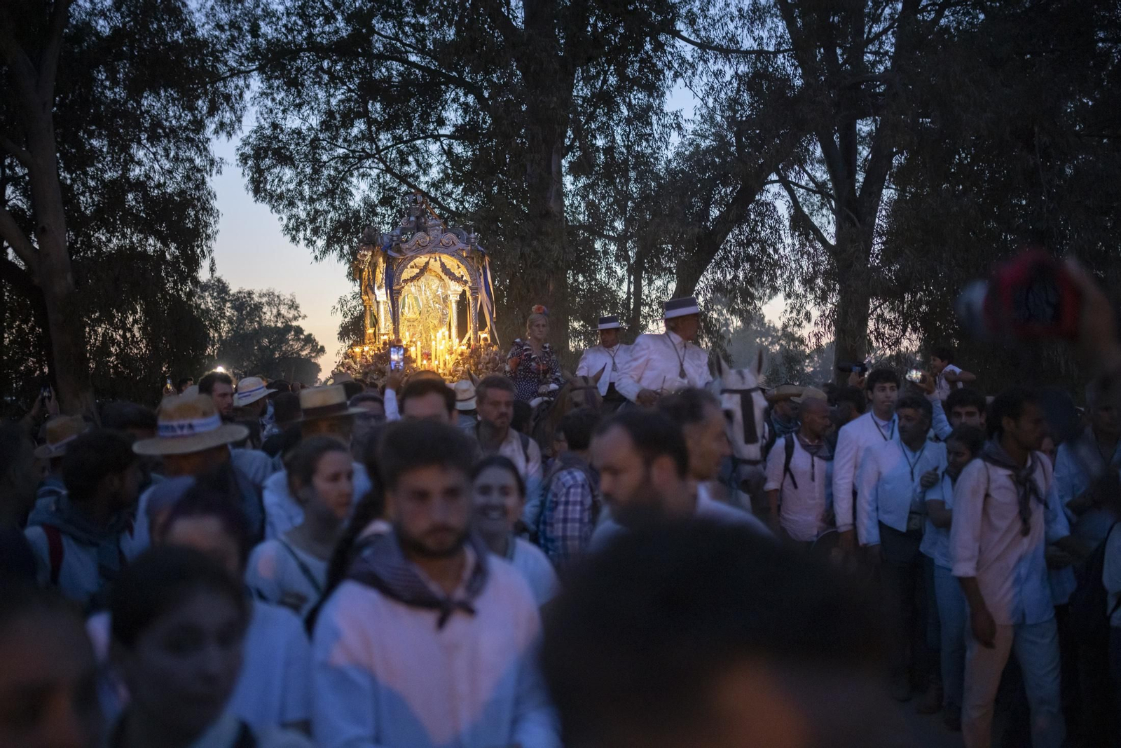 El Rocío 2023: Imágenes de la entrada de la Hermandad de Huelva en El Rocío