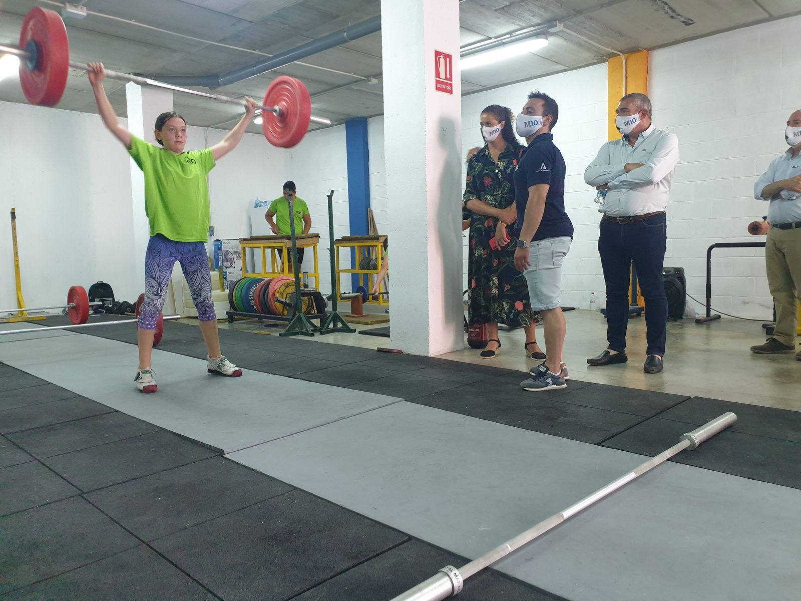 Brachi durante la masterclass con una de las deportistas del Club de Halterofilia San Fernando.