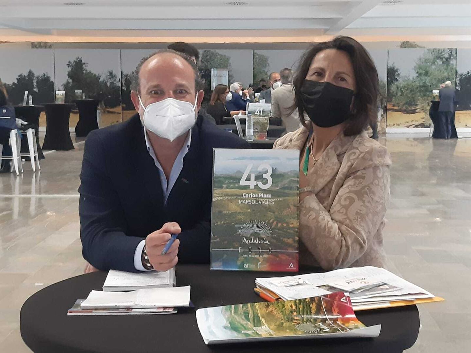 Inmaculada Lázaro, representante de Emcotur en el 'I Foro Resintoniza Andalucía', junto a un touroperador.