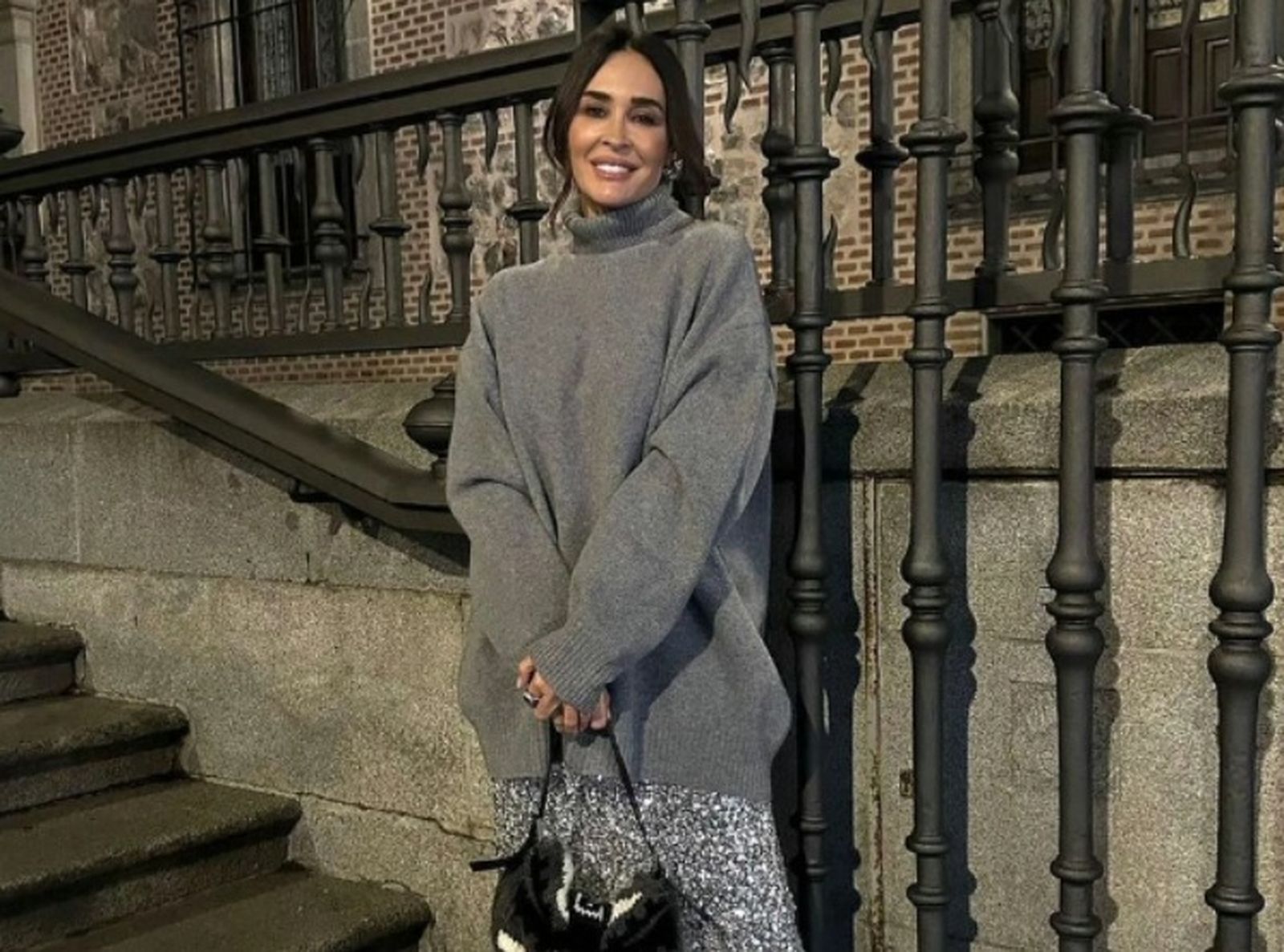 Un jersey holgadito y en un color neutro queda ideal con una falda lápiz, no sólo con jeans y pantalones.