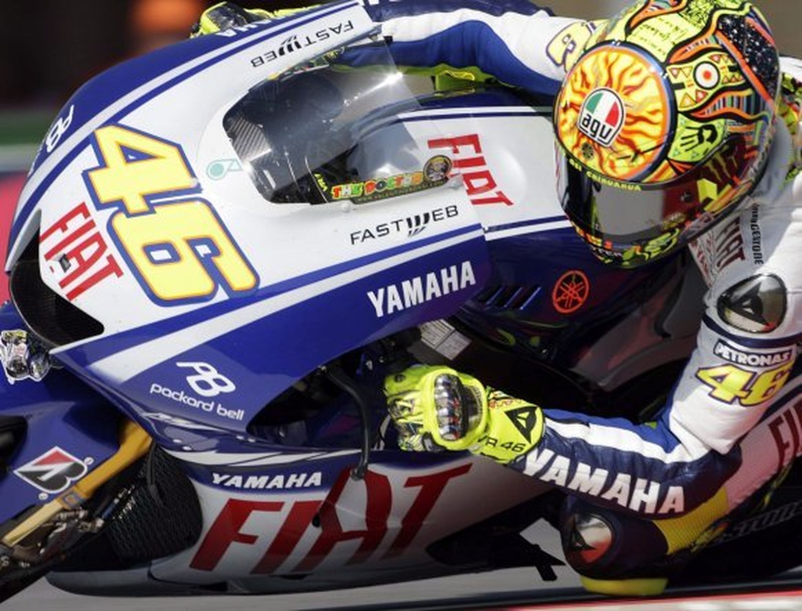 Rossi saca partido de una caída de Lorenzo