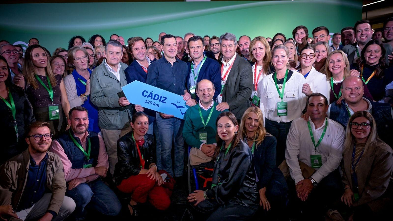 Juanma Moreno con los representantes del PP de Cádiz en el Congreso andaluz de los populares.
