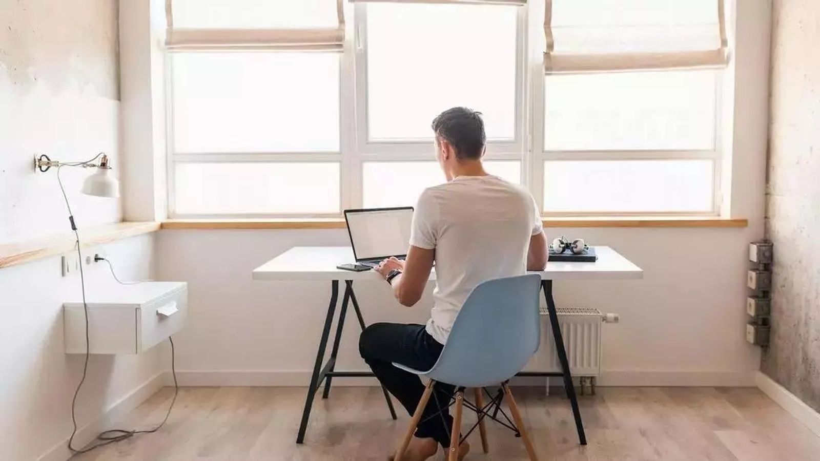 Un autónomo, trabajando desde casa