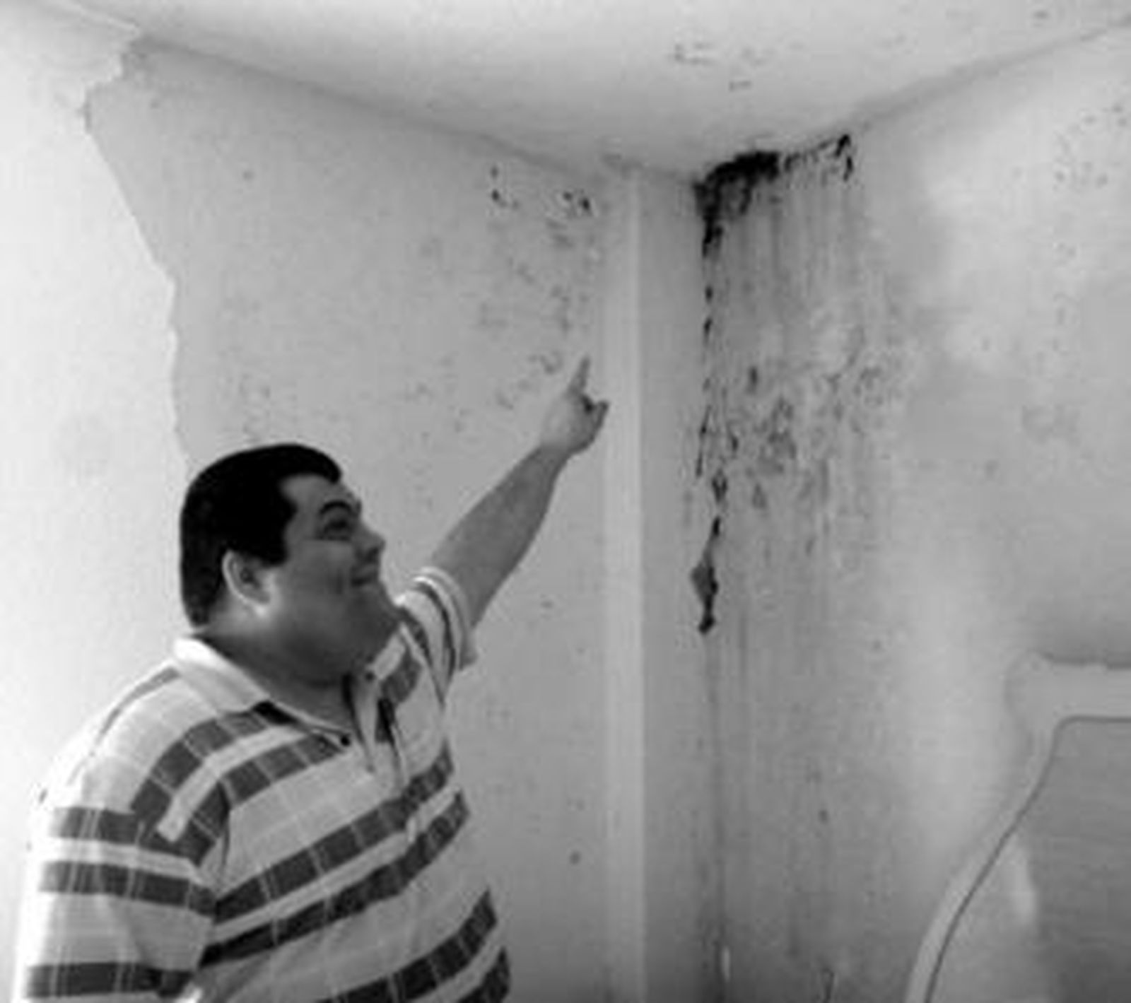 Antonio, uno de los vecinos del bloque afectado por las humedades en El Saladillo.