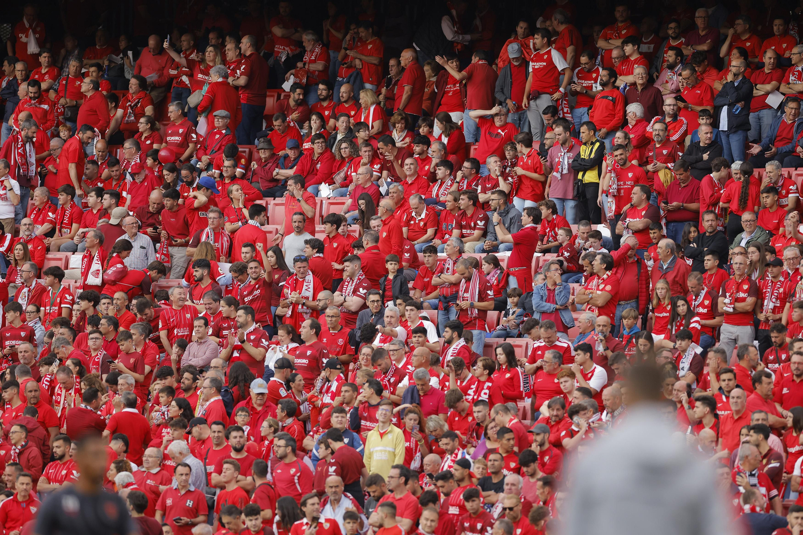 Búscate en las fotos del Sevilla-Juventus