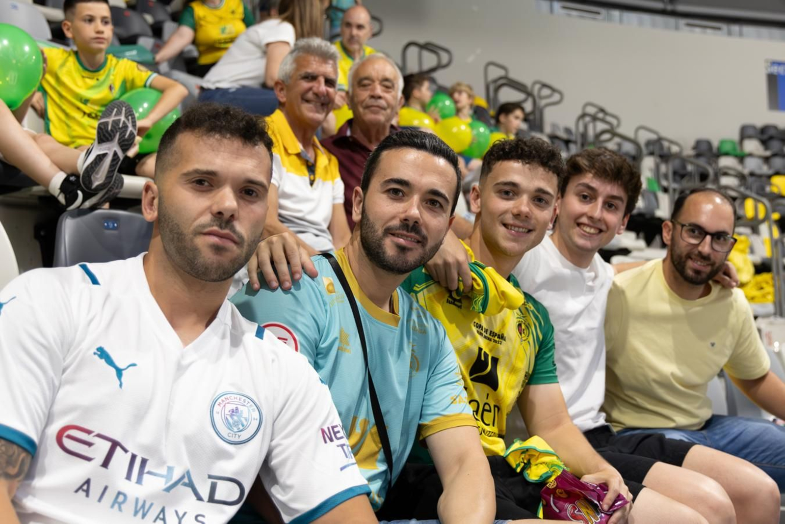 La Marea Amarilla: el alma del Olivo Arena, en imágenes