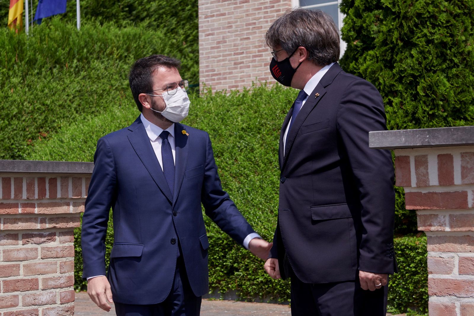 El presidente de la Generalitat, Pere Aragonès, y el ex president Carles Puigdemont, durante uno de sus encuentros en Waterloo.