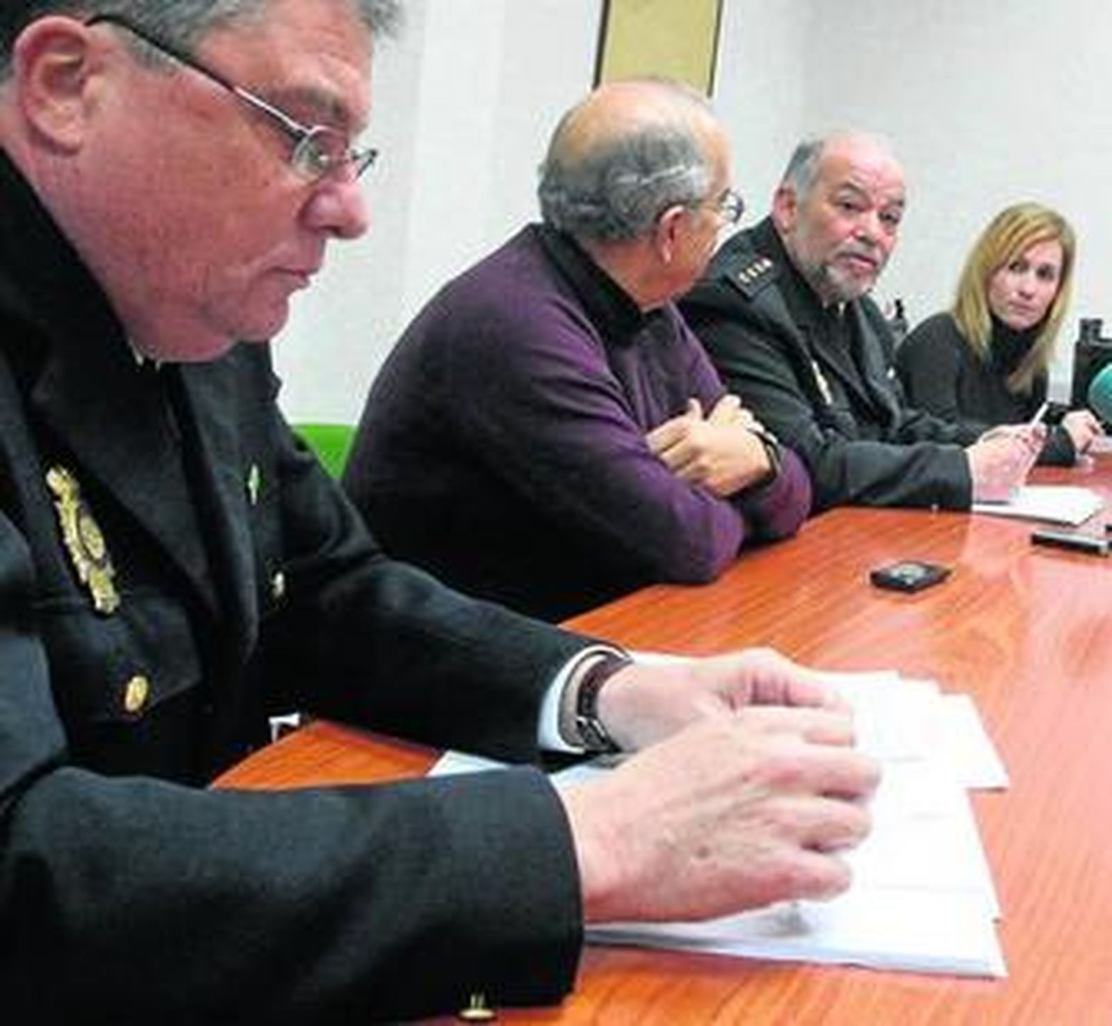 Instantánea de la rueda de prensa que los mandos policiales ofrecieron ayer en la comisaría.