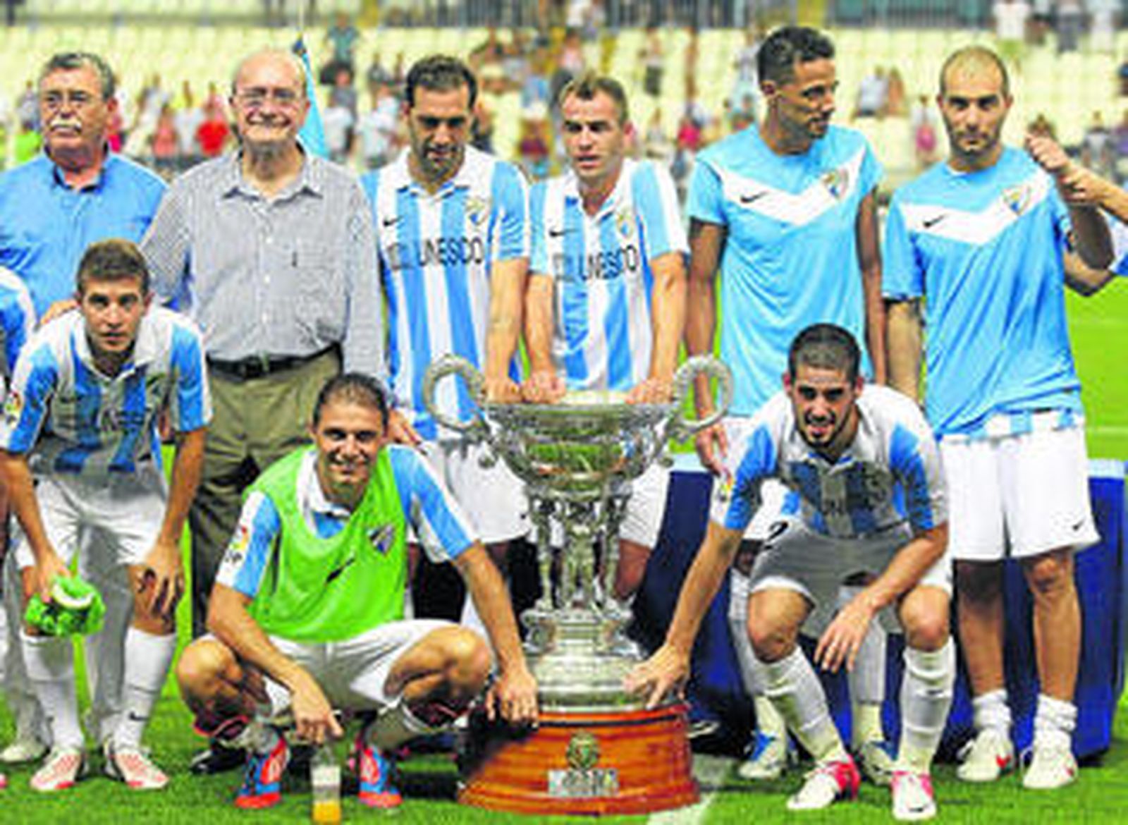 Los jugadores del Málaga posan con el último trofeo disputado, en 2012.