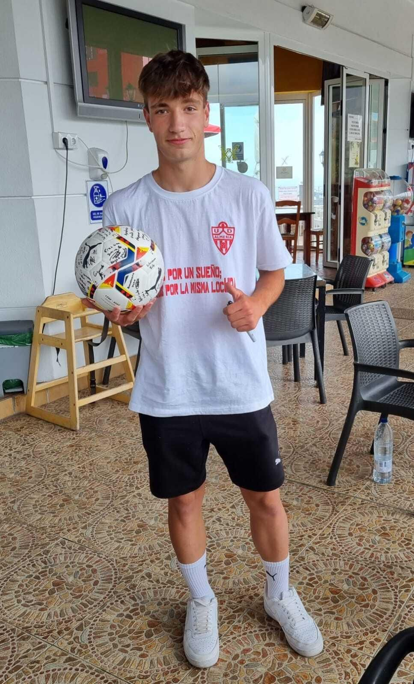 Posando con el balón firmado por sus compañeros y cuerpo técnico.