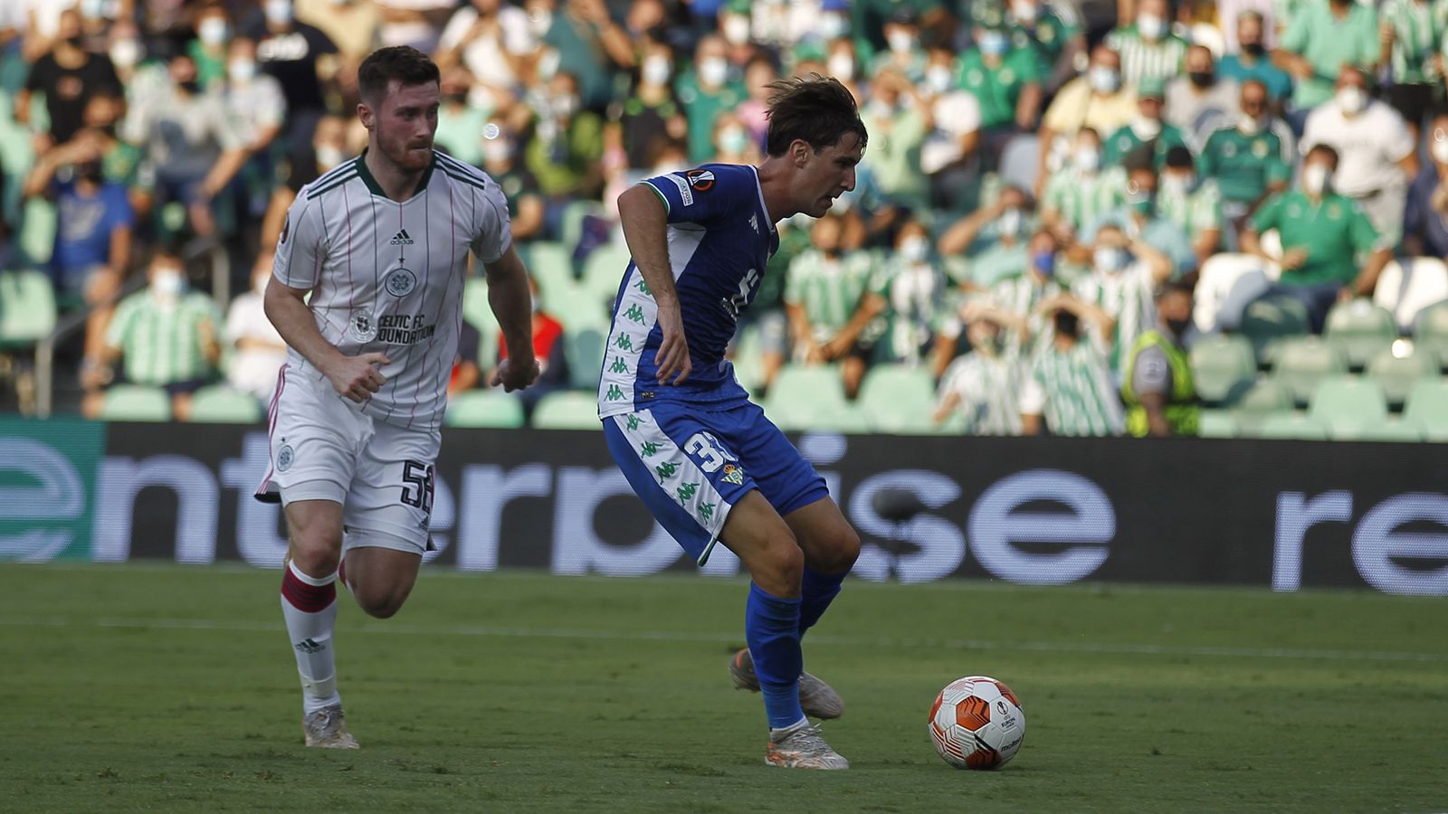 Miranda remata con pierna izquierda para marcar el uno a dos.