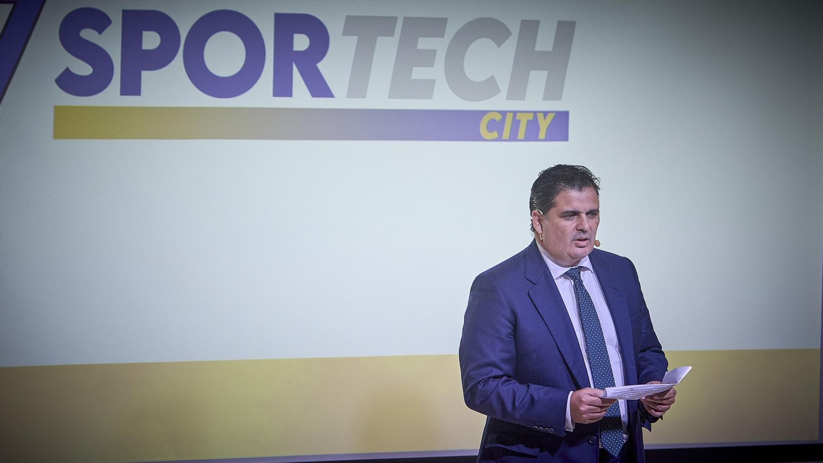 En la imagen, Rafael Contreras explica el proyecto el día de su presentación en sociedad.