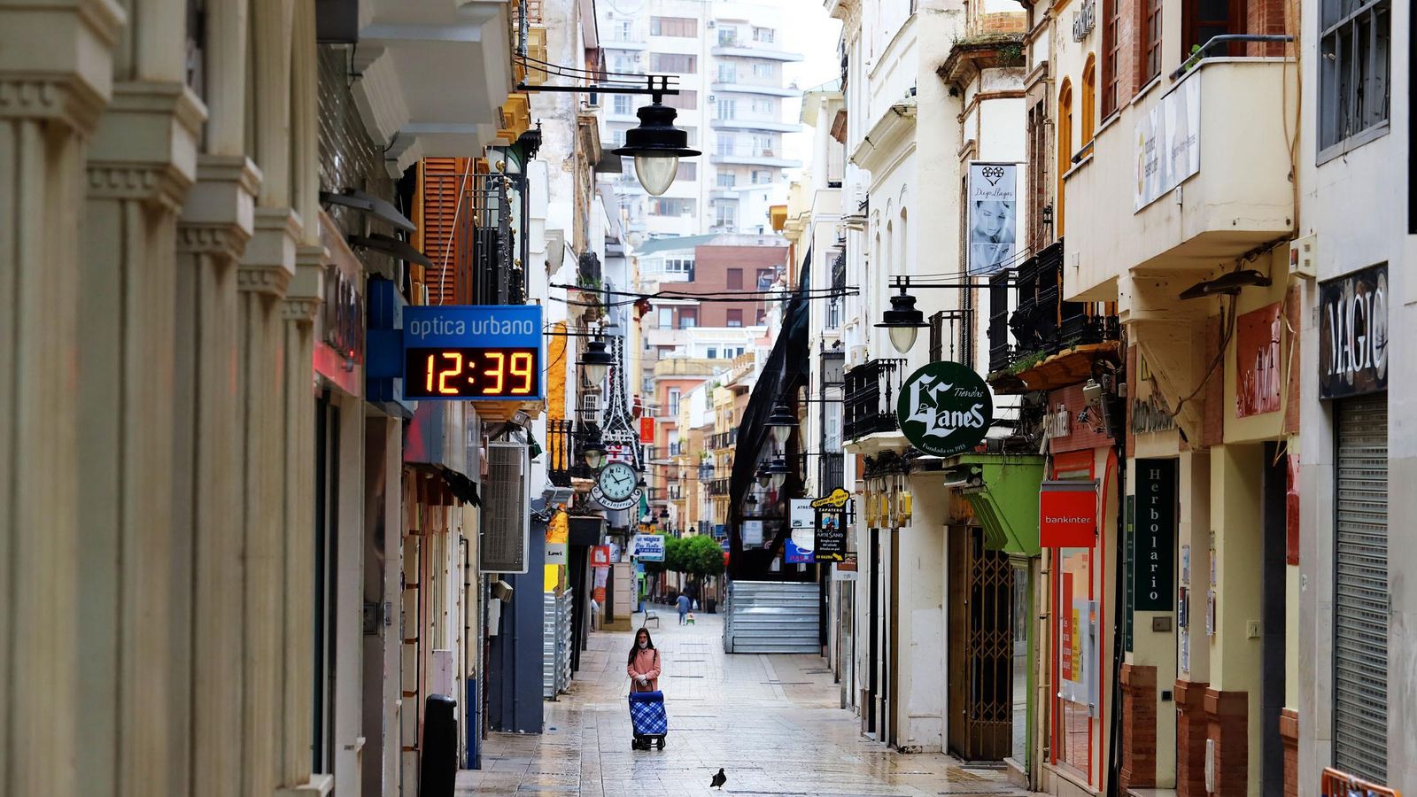 Una calle del centro de Huelva capital durante el confinamiento.
