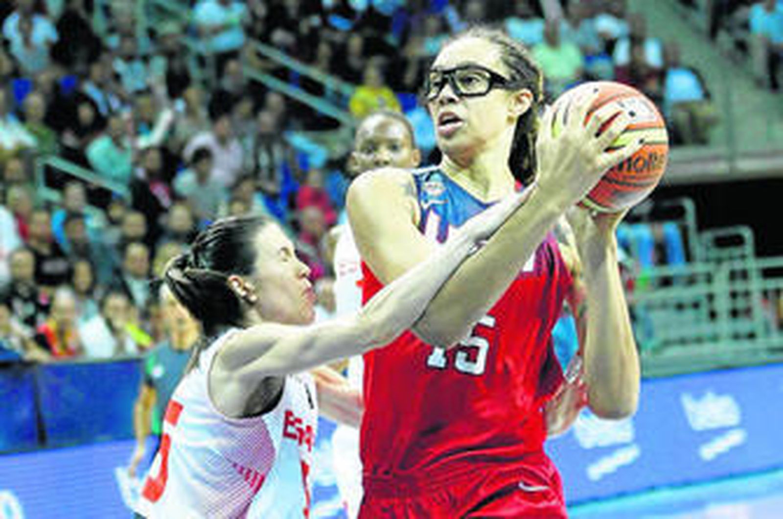 La estadounidense Brittney Griner recibe falta de la española Anna Cruz, muy inferior en centímetros.