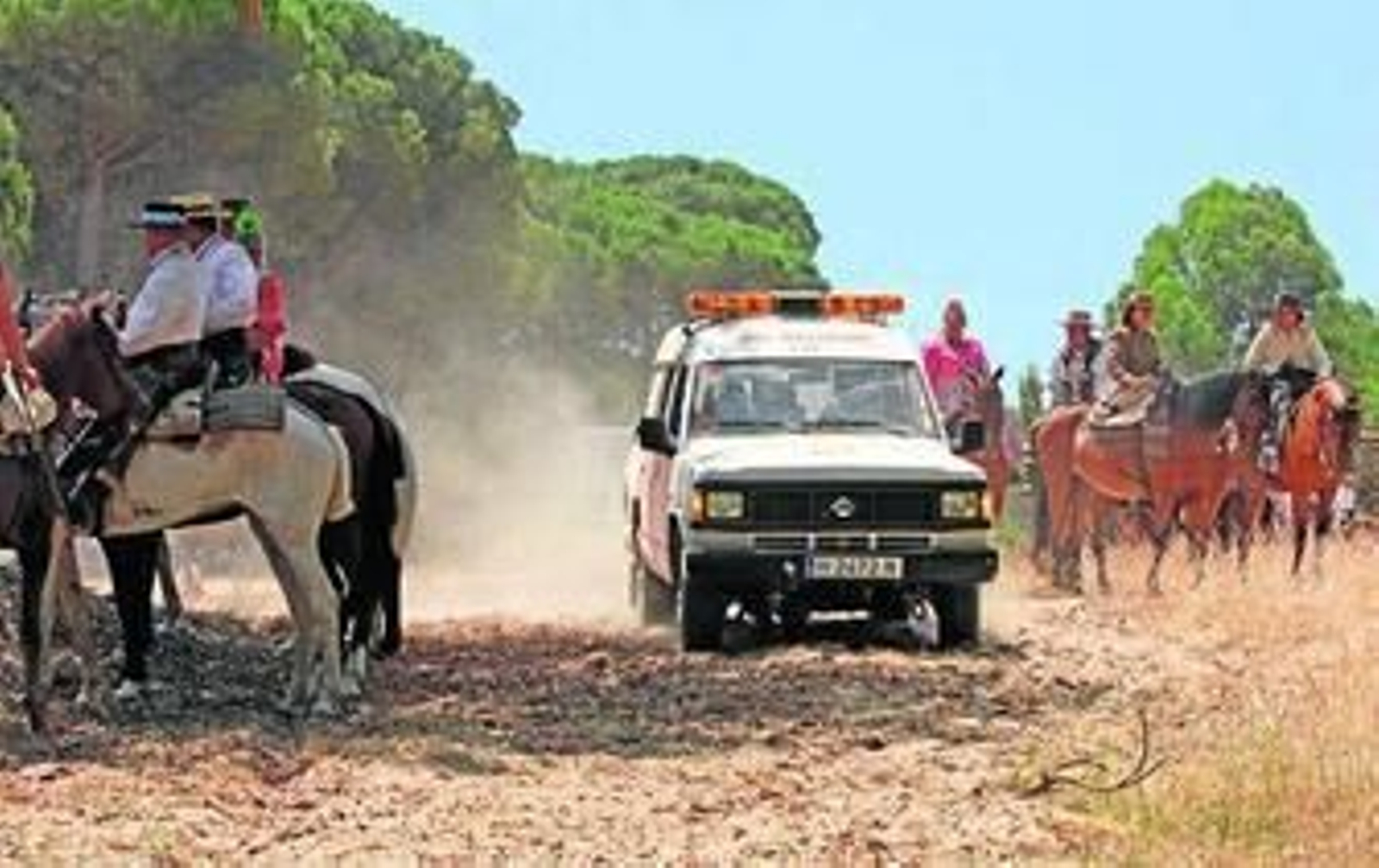 Un vehículo de Protección Civil escolta a los romeros.