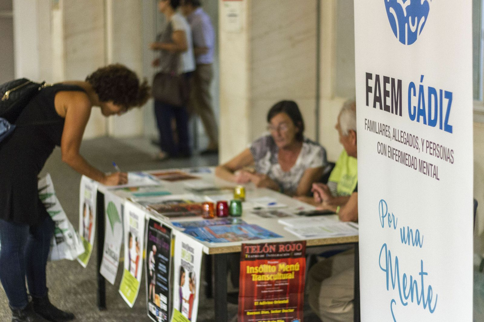 Mesa instalada por FAEM en el Hospital Puerta del Mar el año pasado con motivo del Día Mundial de la Salud Mental.