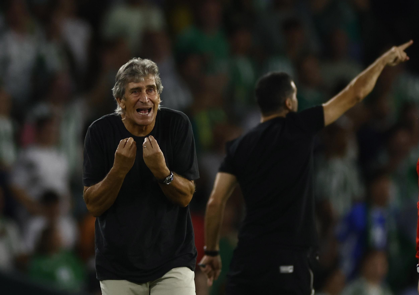 Pellegrini pide explicaciones en una acción del partido.