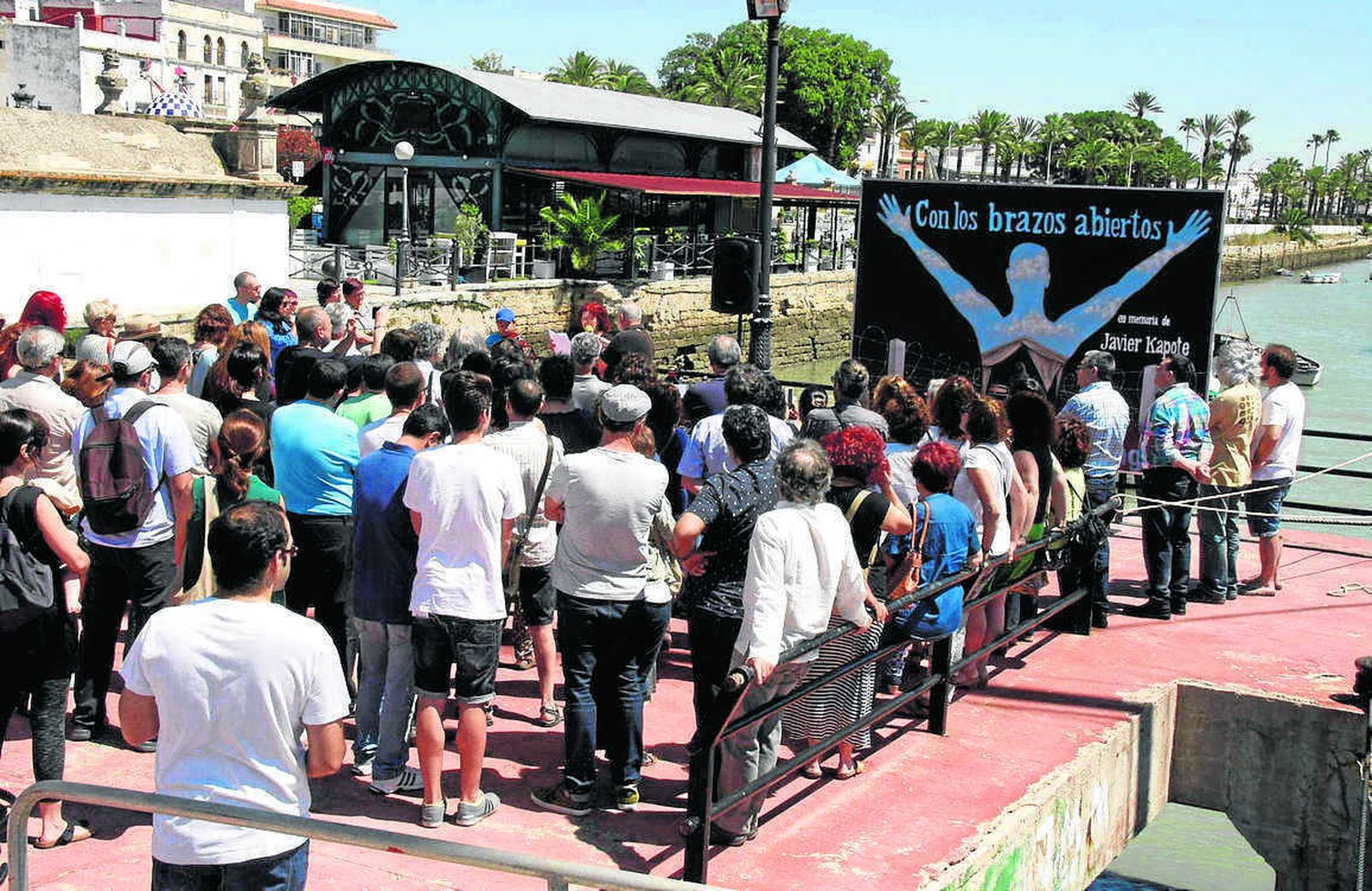 Las movilizaciones en defensa de los refugiados han sido varias en 2016. En junio se colocó el mural 'Con los brazos abiertos' en el muelle del Vapor.