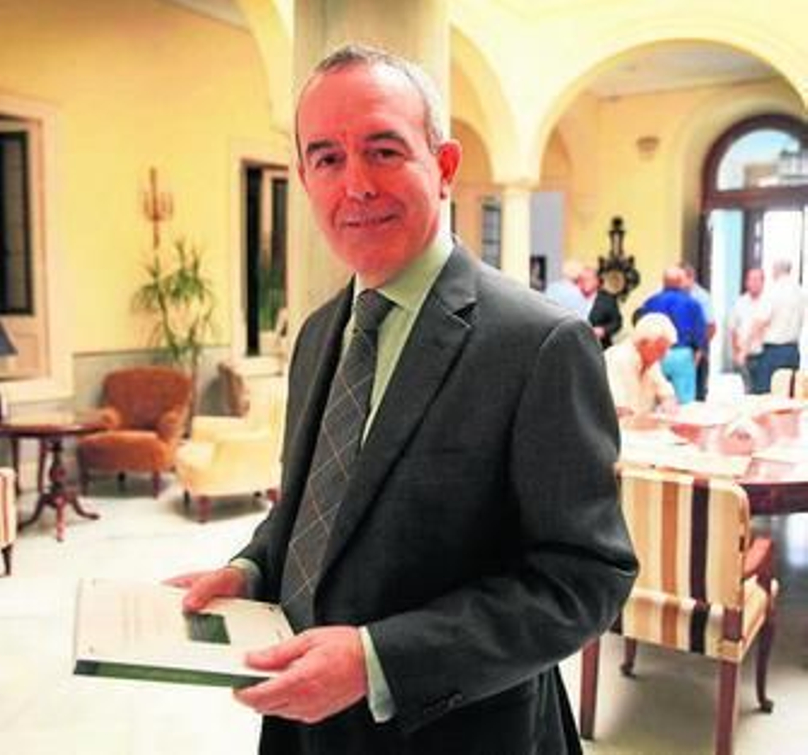 Antonio Millán presenta hoy un nuevo libro en Sevilla.