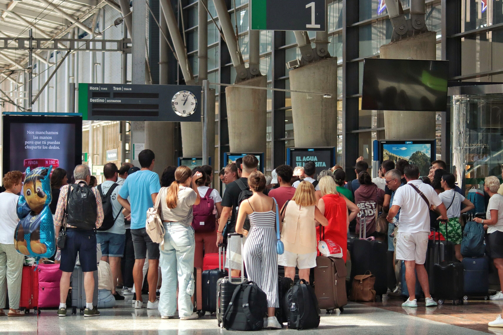 Así es el ambiente en la estación de Málaga este martes tras la cancelación de trenes.