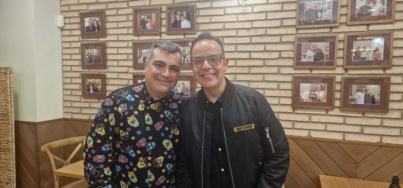 Javier Medina, chef de Taberna Chico Medina, junto al cómico en su rincón de la fama