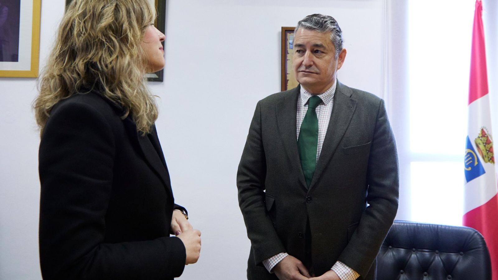 El consejero de Presidencia, Antonio Sanz, con la alcaldesa de Prado del Rey, Vanesa Beltrán.