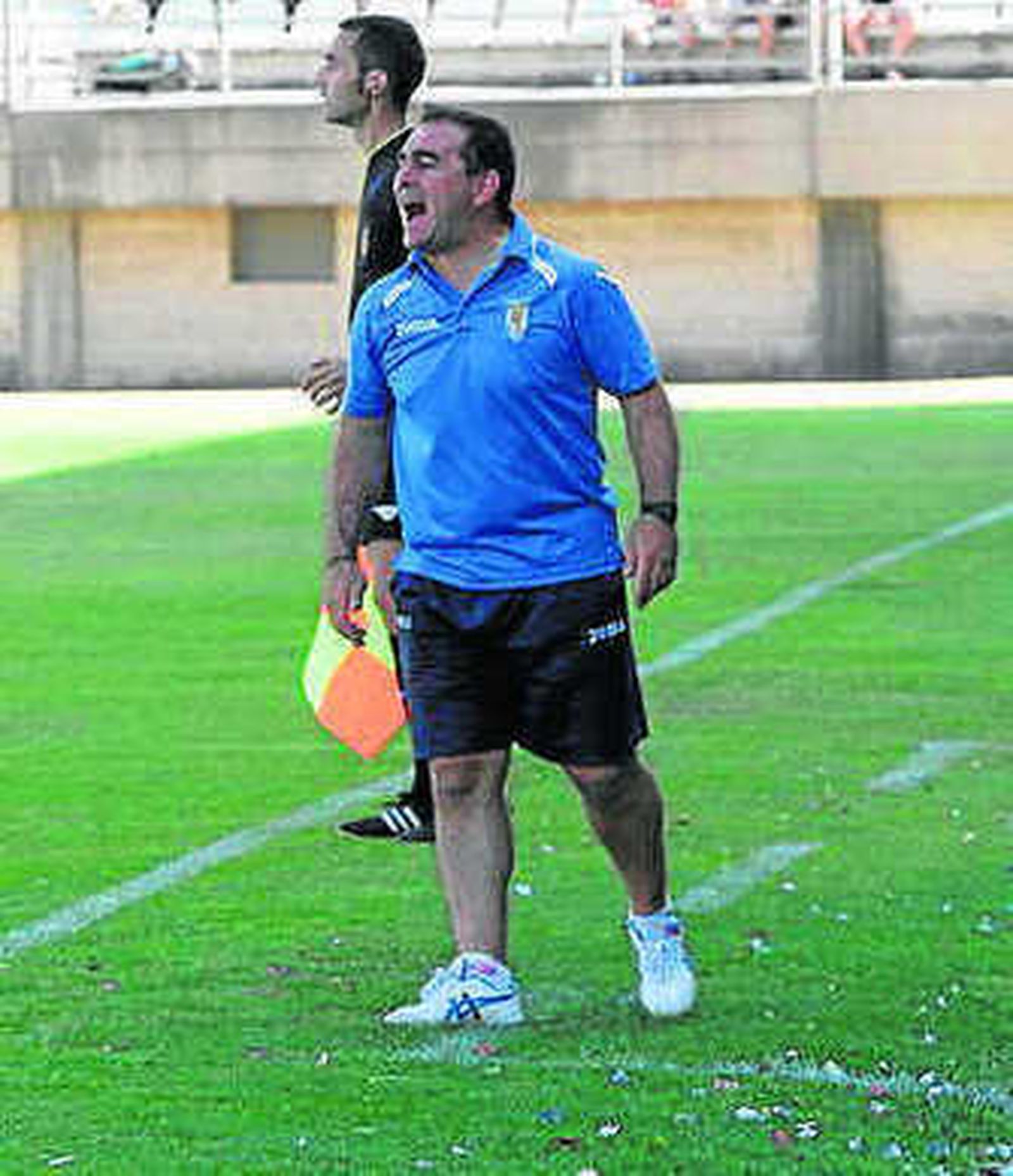 Javier Bermúdez da instrucciones.