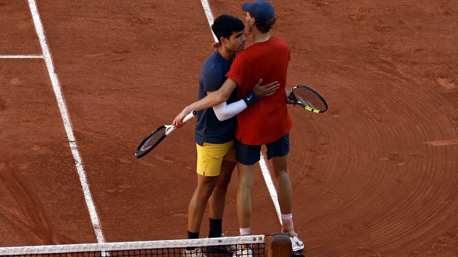 Carlos Alcaraz se abraza a Jannik Sinner tras su victoria en semifinales.