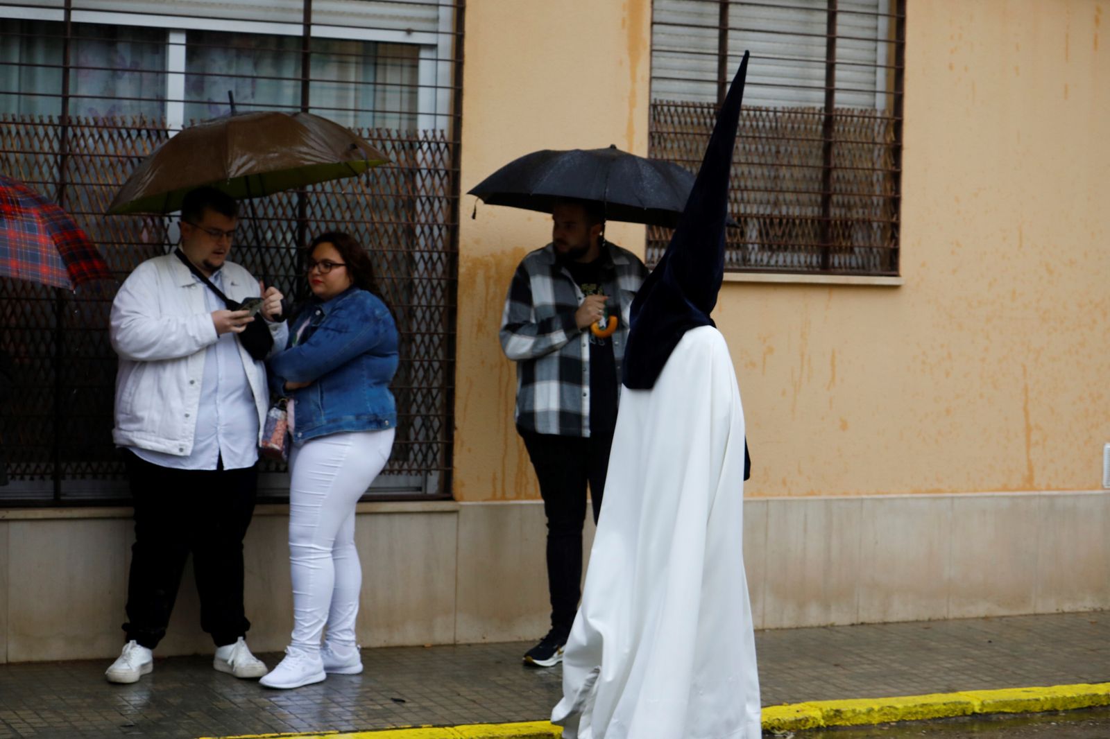 La lluvia frustra la salida de la hermandad de la Estrella el Lunes Santo, en imágenes