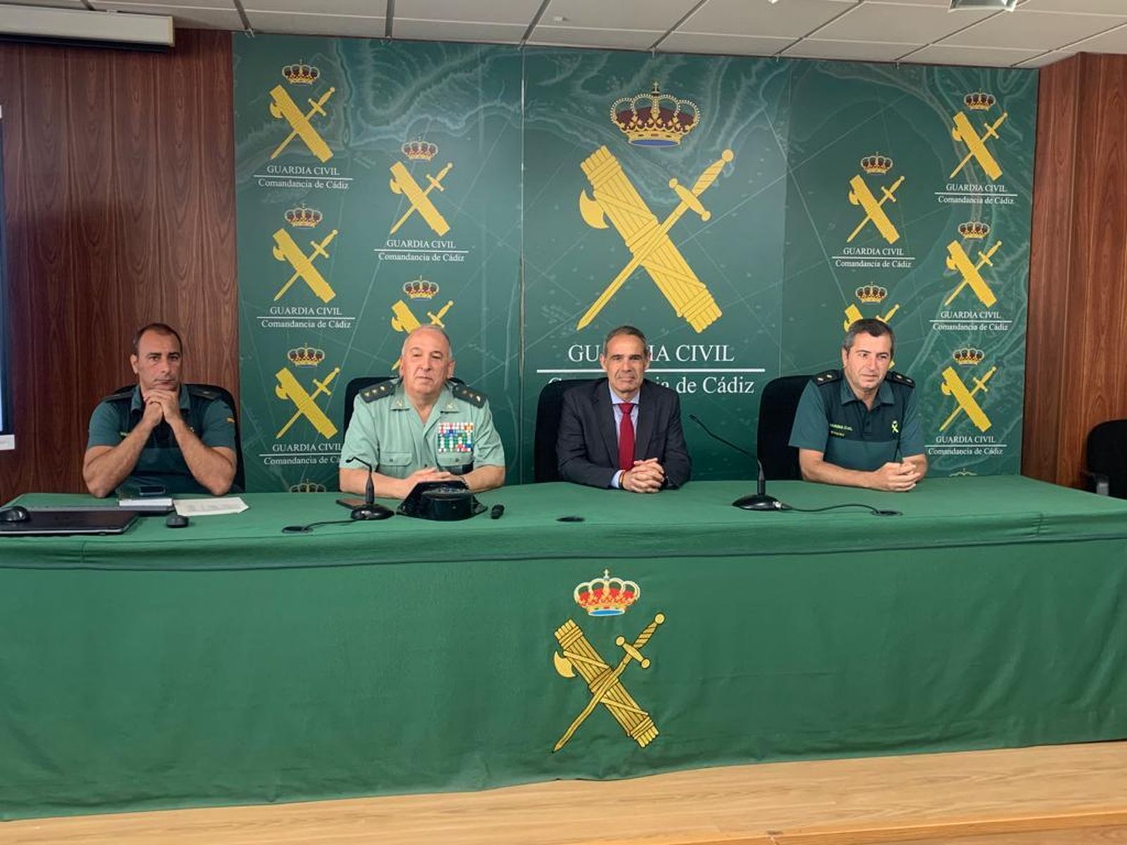 El coronel Núñez y el subdelegado del Gobierno les dieron la bienvenida.