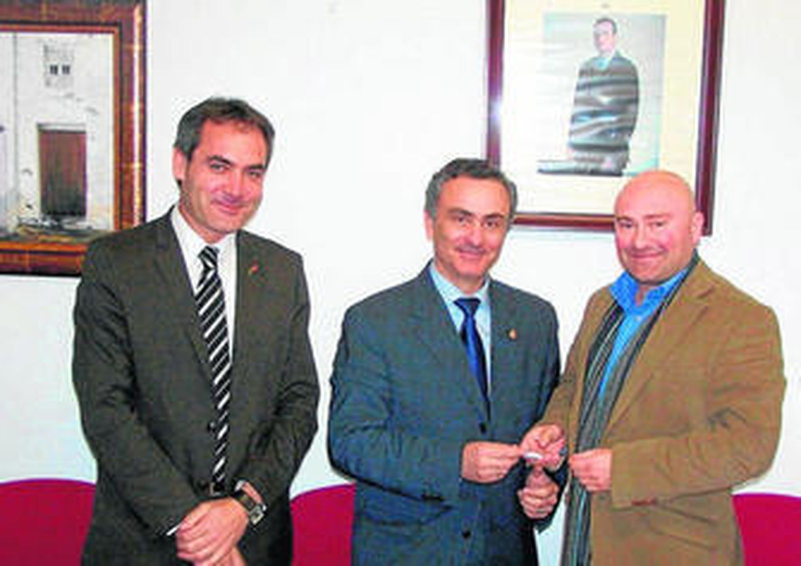 El alcalde del municipio, Francisco Javier Sola, con Juan Carlos Usero, presidente de Diputación.