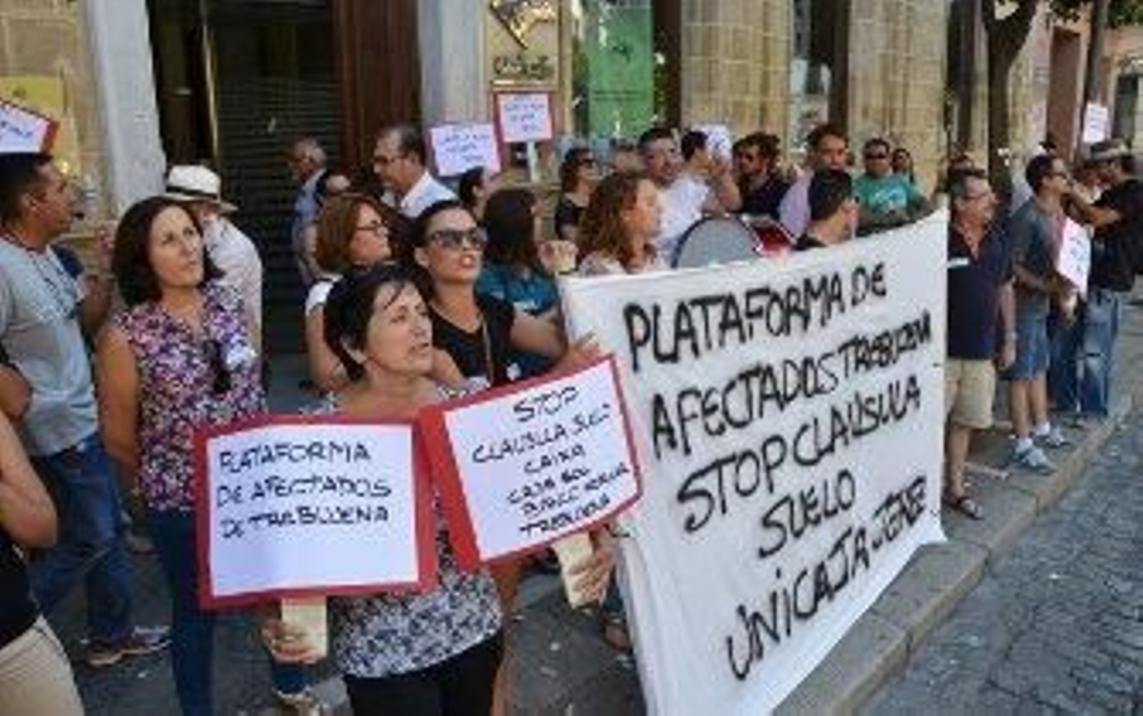 Afectados de Trebujena por la cláusula suelo de las hipotecas llevan sus protestas a Jerez Afectados de Trebujena por la cláusula suelo de las hipotecas llevan sus protestas a Jerez