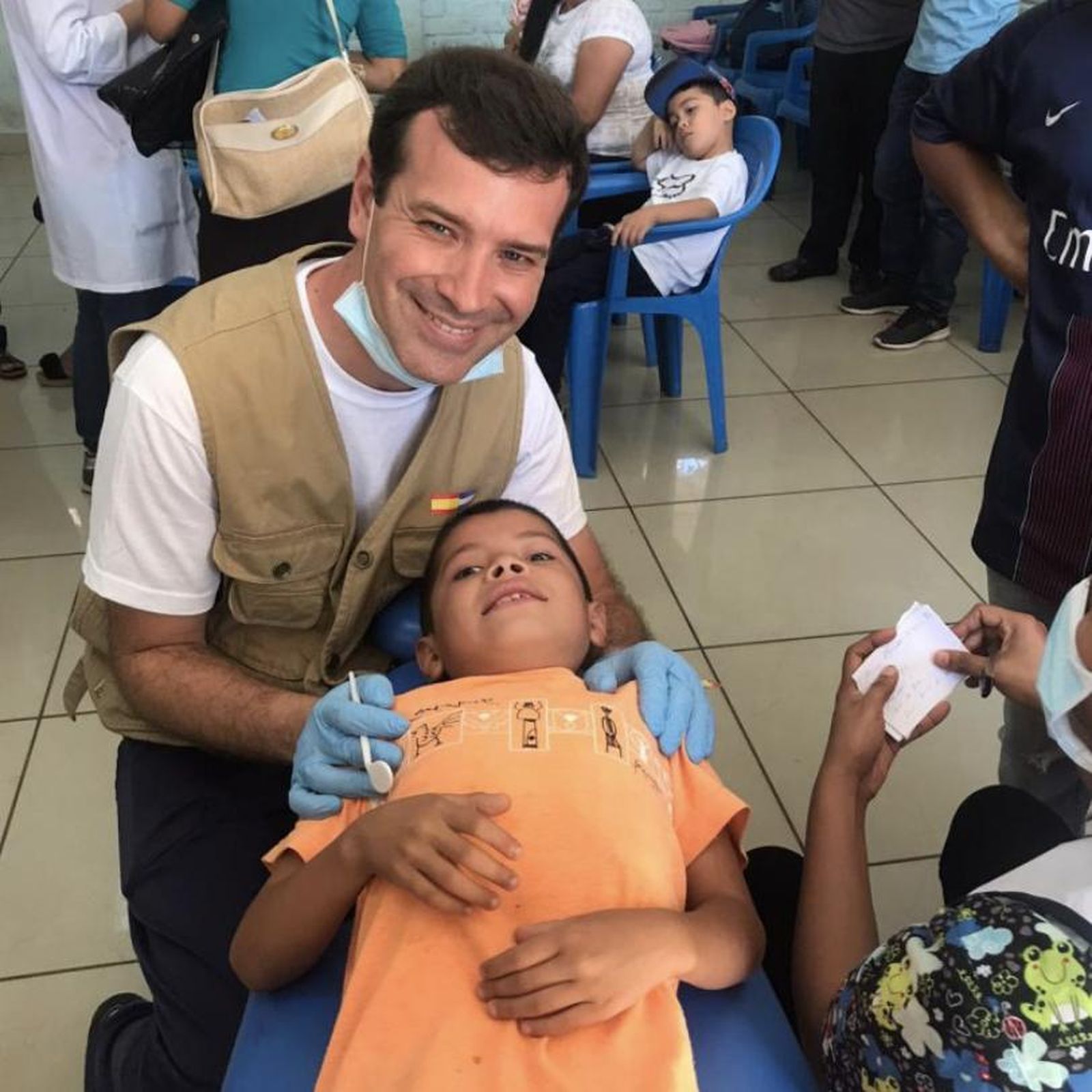 El doctor Paco Acedo atiende a un niño salvadoreño.