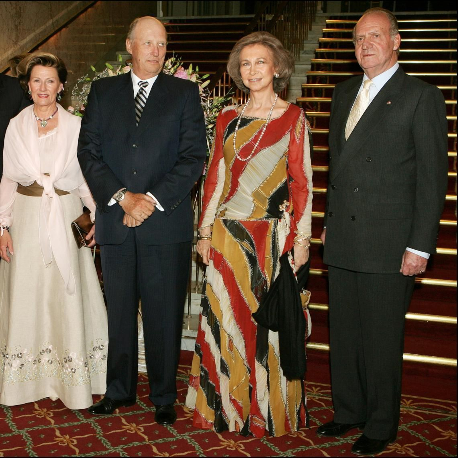 Los reyes noruegos, con los españoles, en la cena previa a la boda del entonces príncipe Felipe.