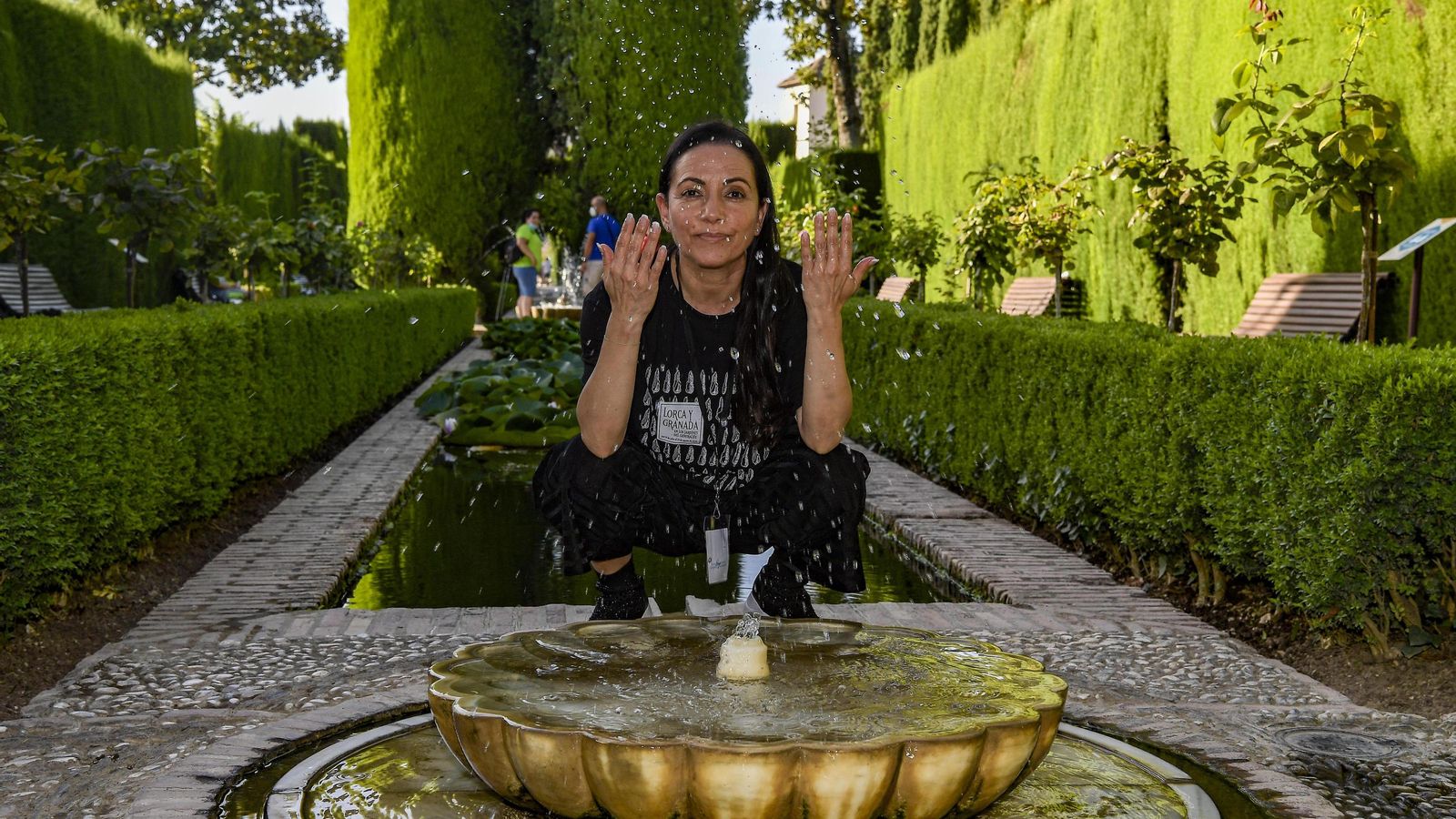 La artista juega con una de las fuentes de la Alhambra.