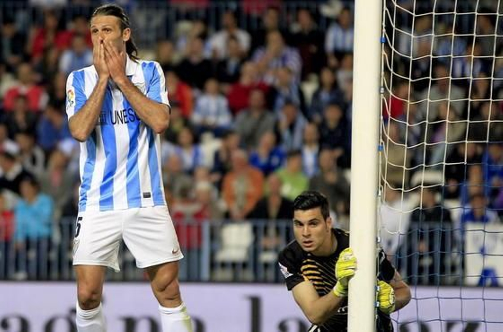 9. Demichelis

El paso del argentino por la disciplina malagueña fue breve pero se le recordará bien por aquella etapa dorada que vivió el malaguismo. El argentino brilló por su templaza pero en tres años acabó con cinco expulsiones y 30 amarillas. Los años pasan factura y la medición del cordobés comenzó a fallar. El pie llegaba tarde con una frecuencia excesiva. Quizá por eso lo reclamó Simeone para el Atlético, aunque no dio tiempo a verlo de rojiblanco. 


Foto: Malaga Hoy